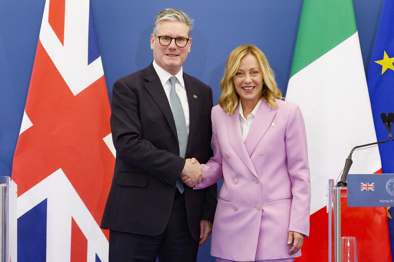 Britainia Handiko lehen ministro laborista den Keir Starmer ere, eskuin muturraren&nbsp;jokalekuan