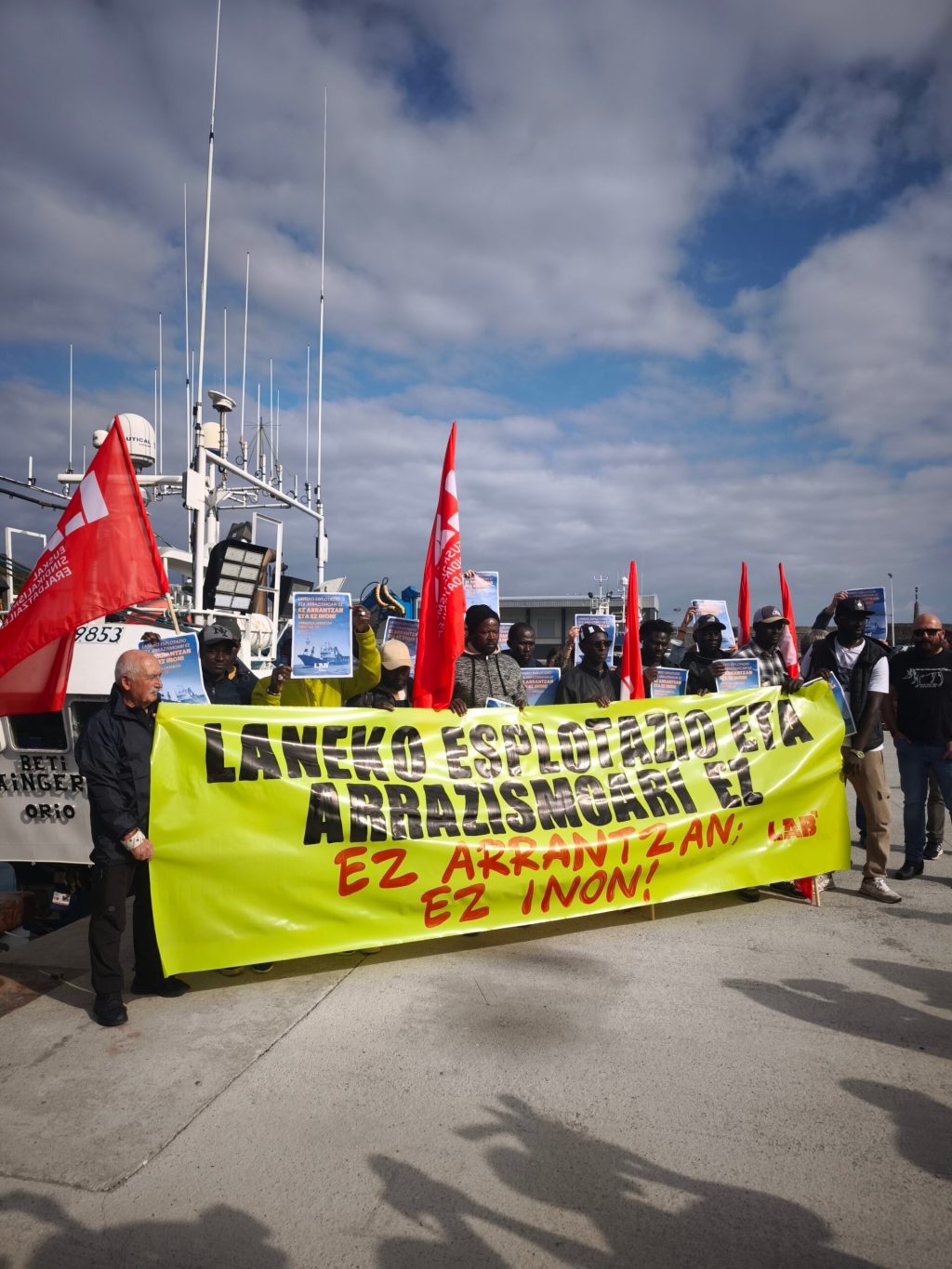 LAB sindikatuak salatu du Pasaiako (Gipuzkoa) Beti Aingeru itsasontziko gertaera ez zela langile arrantzaleen «matxinada» bat baizik eta patroien lan-esplotazioa eta arrazakeriaren aurkako ekintza&nbsp;bat