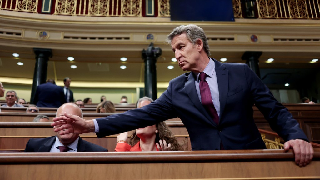 Feijóo, Vox y el relato: servir a los yates dividiendo a los&nbsp;camareros