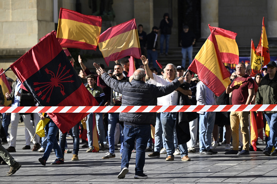 Denuncia de 14 organizaciones memorialistas de Euskal Herria contra el Departamento de Seguridad de la CAV por permitir el acto falangista de&nbsp;Gasteiz