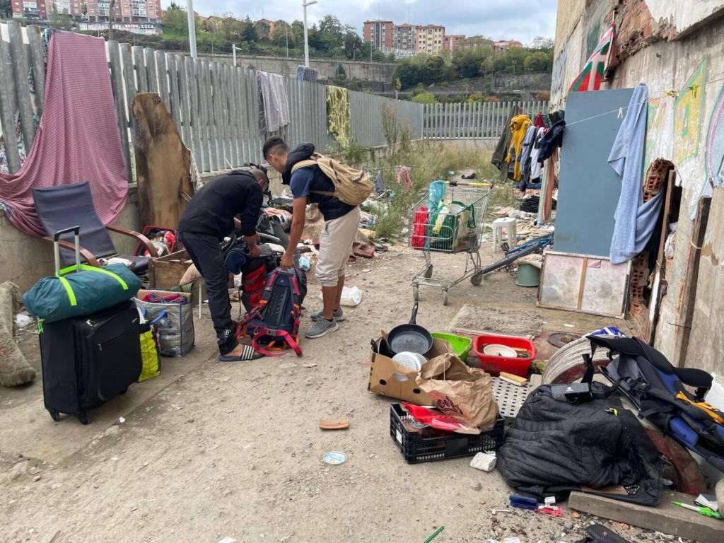 Colectivos antirracistas y por el derecho a la vivienda de Bilbao denuncian que el Ayuntamiento (PNV-PSE) ha desalojado Zorrotzaurre, en la Ribera de Deusto, sin garantías de habitación para decenas de sus habitantes, en su mayoría personas&nbsp;migrantes