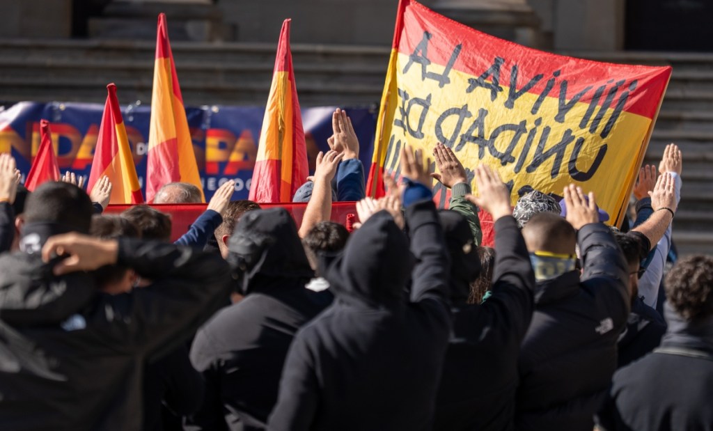 Frankismoaren biktimak ordezkatzen duten 14 euskal elkarte memorialistek Eusko Jaurlaritza salatuko dute, Falangearen ekitaldian memoria legeak urratzea&nbsp;egotzita