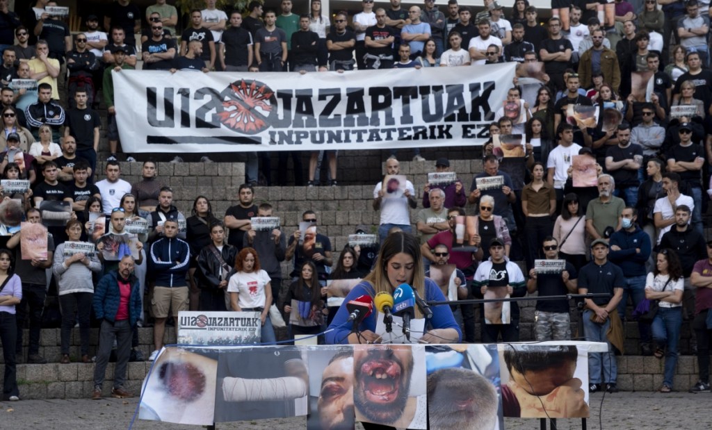 Ehunka pertsonak salatu dute Gasteizen Ertzaintzaren basakeria eta urriaren 12an Falangerekin izandako&nbsp;konplizitatea