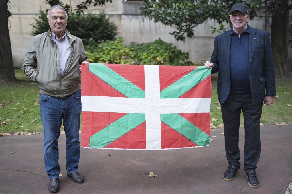 ELKARRIZKETA / Inaxio Kortabarria eta Jose Angel Iribar: Herri bat erregimenari&nbsp;ostikoka