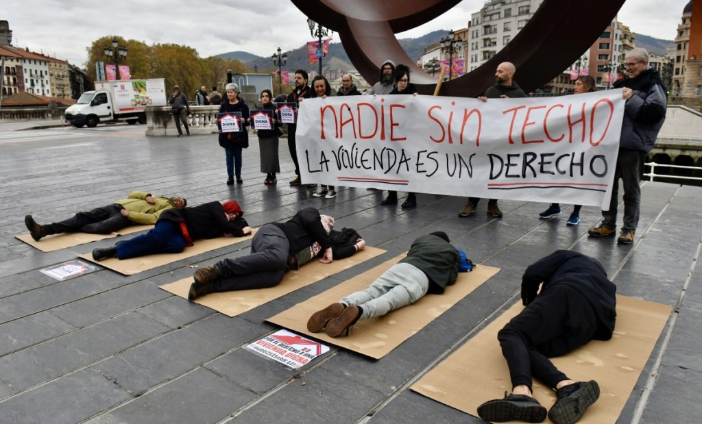 Hainbat gizarte eragilek salatu dute azken bi hilabeteetan Bilboko bi migrante etxegabek eraso larriak jasan&nbsp;dituztela