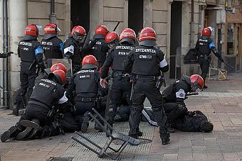 Urriaren 12an Falange de las JONSen probokazioan Gasteizen izandako istiluengatik inputatutako hogei antifaxistentzat 4 urte eta 6 hilabete arteko espetxe zigorra eskatu du ultraeskuin&nbsp;polizialak