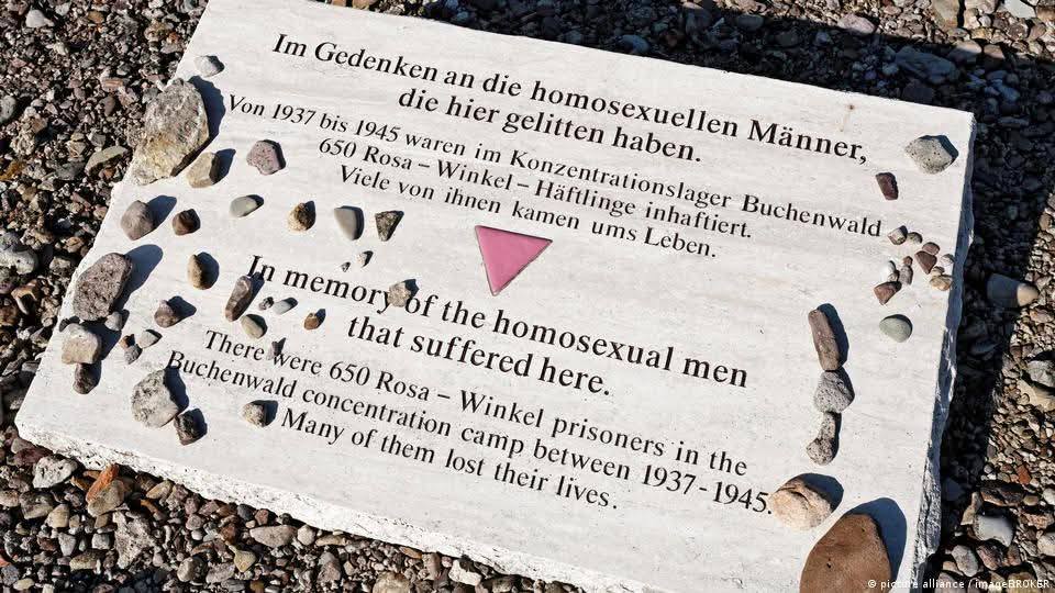 En memoria de los mas de 100.000 homosexuales exterminados por el&nbsp;nazismo