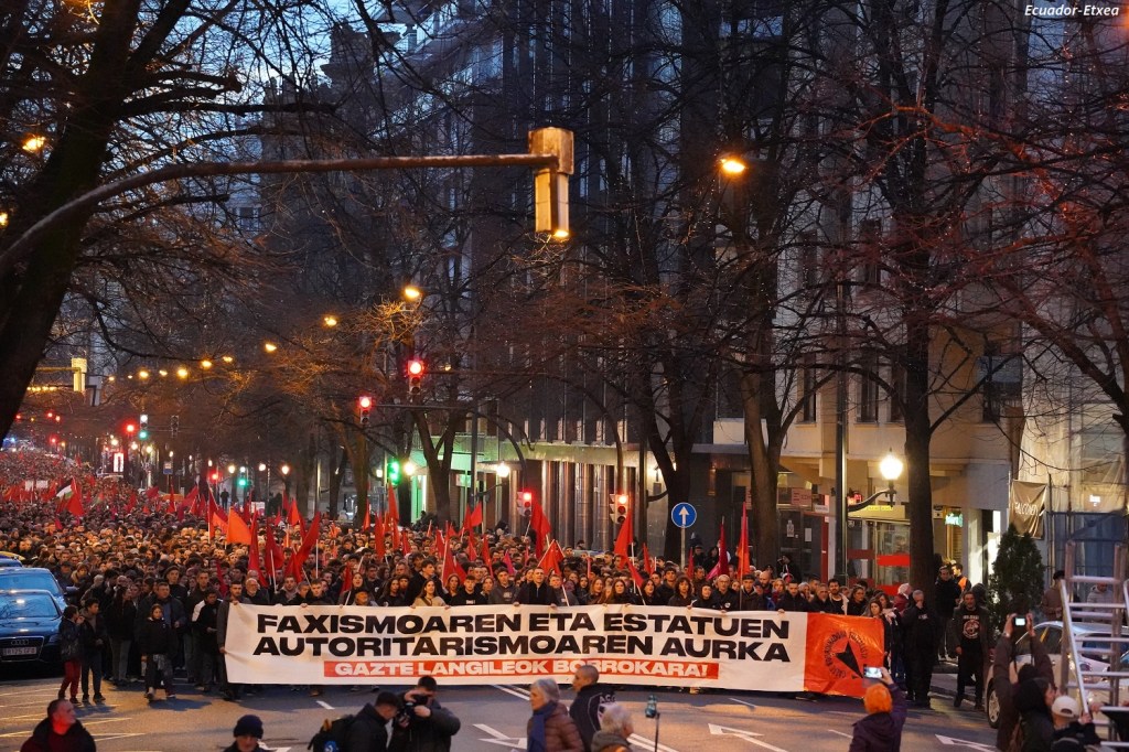 «Faxismoaren eta estatuen autoritarismoaren aurka, gazte langileok borrokara!» lelopean 10.000 lagun batu dira Bilbo-n eta Iruñea-n Gazte Koordinadora Sozialistaren (GKS)&nbsp;mobilizazioetan