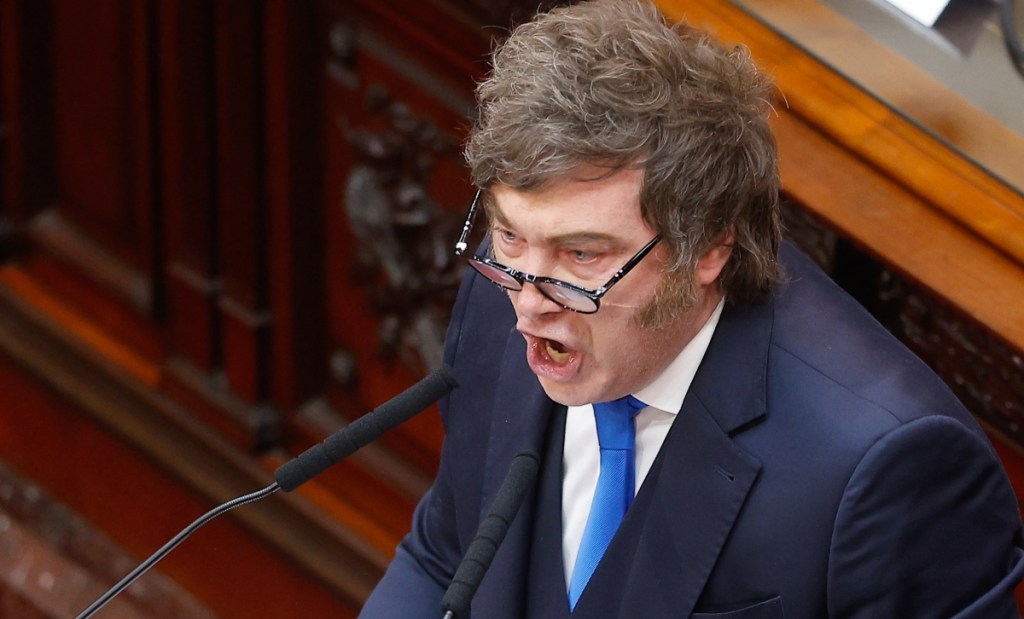 Javier Milei argentinar presidente ultraeskuindarrak gogor egin du oposizioaren&nbsp;aurka