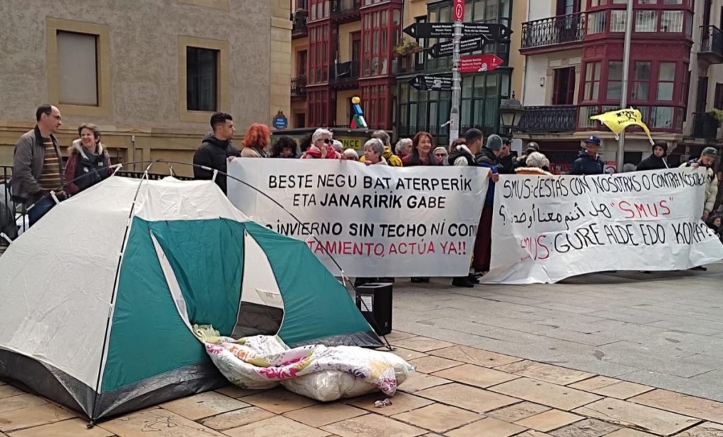 Arrazakeri instituzionala. Kale gorrian dauden migranteei «arretarik ez ematea» egotzi diote Bilboko&nbsp;Udalari