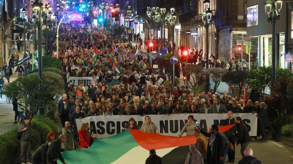 Miles de personas se manifiestan en Vigo (Galiza) contra el fascismo y por la paz