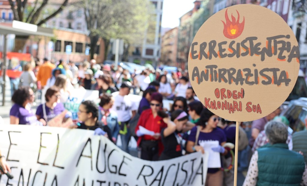 Faxismoaren «inpunitatea» salatu dute ehundaka lagunek Hego Euskal Herrian Arrazakeriaren eta Xenofobiaren Aurkako Egunean (M-21)