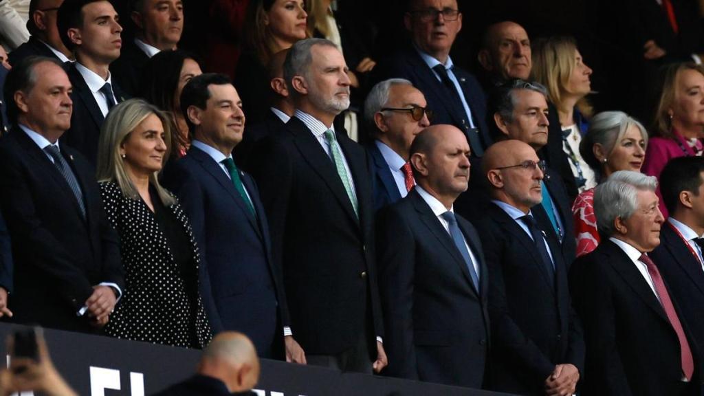 Futbol, himnos y&nbsp;complejos