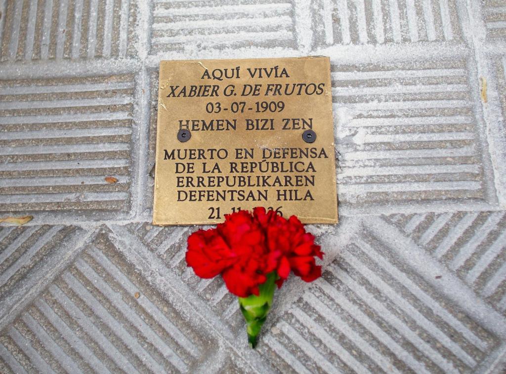 Fascistas arrancan y roban el tropezón en recuerdo del antifascista y republicano Xabier de Frutos colocado ayer mismo en Iruñea