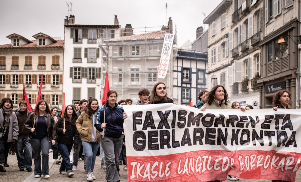 Faxismoaren eta gerraren aurkako mobilizazioa atzo Baiona-ko (Lapurdi) kaleetan Ikasle Antolakunde Sozialista-ren (IAS) deiari&nbsp;erantzunez
