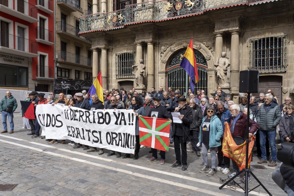Elkarte memorialistek berretsi dute Iruña-ko Erorien Monumentua «izapiderik gabe» bota daitekeela eta ez dagoela «legez&nbsp;babestua»