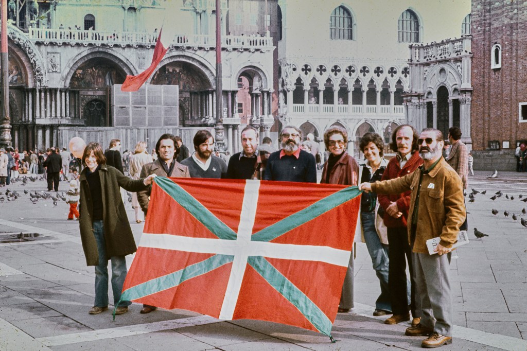 Ikurrinak gondoletan: artistek Venezia-n (Italia) amnistia aldarrikatu&nbsp;zutenekoa