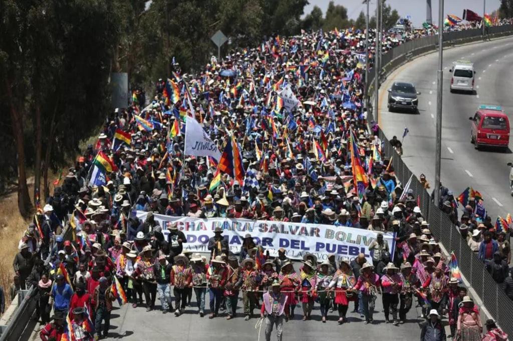 Bolivia-ko presidente eskuindarrak salbuespen-egoera ezartzeko boterea lortu du, herrialdeko herritarren protesta handien erdian, gobernuaren politika ultraliberalen&nbsp;aurka