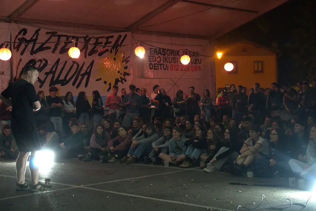 Gaztetxeen kontrako oldarraldiari aurre egiteko, antolatzeko konpromisoa berretsi dute ehunka lagunek Elorrio-n&nbsp;(Bizkaia)