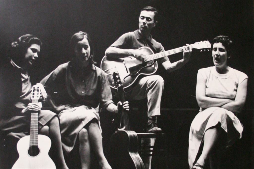 1964ko gaurko egunez «Bella Ciao» abestia ereserki antifaxista gisa zabaltzen lagunduko zuen gertakaria jazo zen&nbsp;Italian