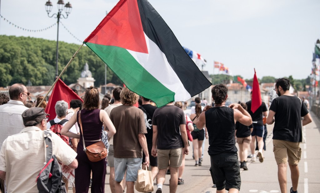 Baiona Palestinarekin taldeak eta Palestinarekin Elkartasuna plataformak deituta «Yadan» frantziar lege autoritarioaren aurka manifestazioa egin dute Lapurdi-ko&nbsp;hiriburuan
