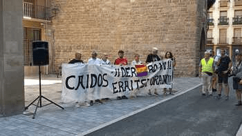 Acto en Iruña de las asociaciones memorialistas para exigir al ayuntamiento el derribo del monumento fascista de los Caídos y en homenaje a las 3700 victimas del franquismo en Nafarroa durante la Guerra del 36