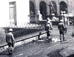 1975ko uztailak 26an espainiar agintari frankistek salbuespen egoera altxa zuten Bizkaia eta Gipuzkoan, hiru hilabetean 2.000 lagun inguru atxilotu, gehienak torturatu, eta polizia faxistak sei pertsona hil&nbsp;ostean