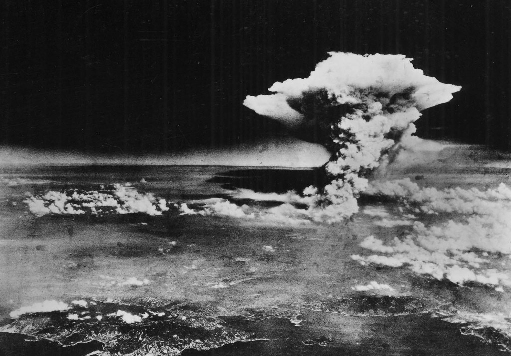 1945ko abuztuak 6an, Amerikako Estatu Batuek bonba atomikoa jaurti zuten Japoniako Hiroshima hirian