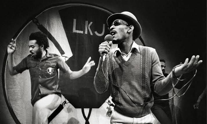 Linton Kwesi Johnson (LKJ), idazle, arrazakeriaren aurkako ekintzaile eta reggae-dub musikaren olerkari iraultzaile&nbsp;jamaikarra