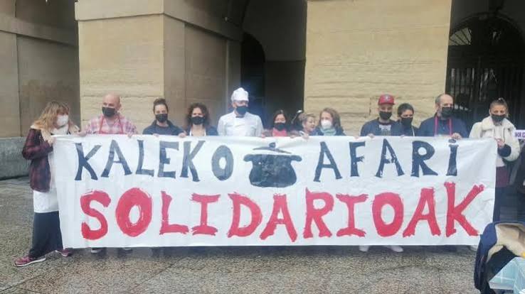 Kaleko Afari Solidarioak (KAS) ekimenak salatu du Donostiako Udaltzaingoa ogitartekoak banatzen dituzten herritarrak “identifikatzen, zelatatzen eta mehatxatzen” ari&nbsp;dela